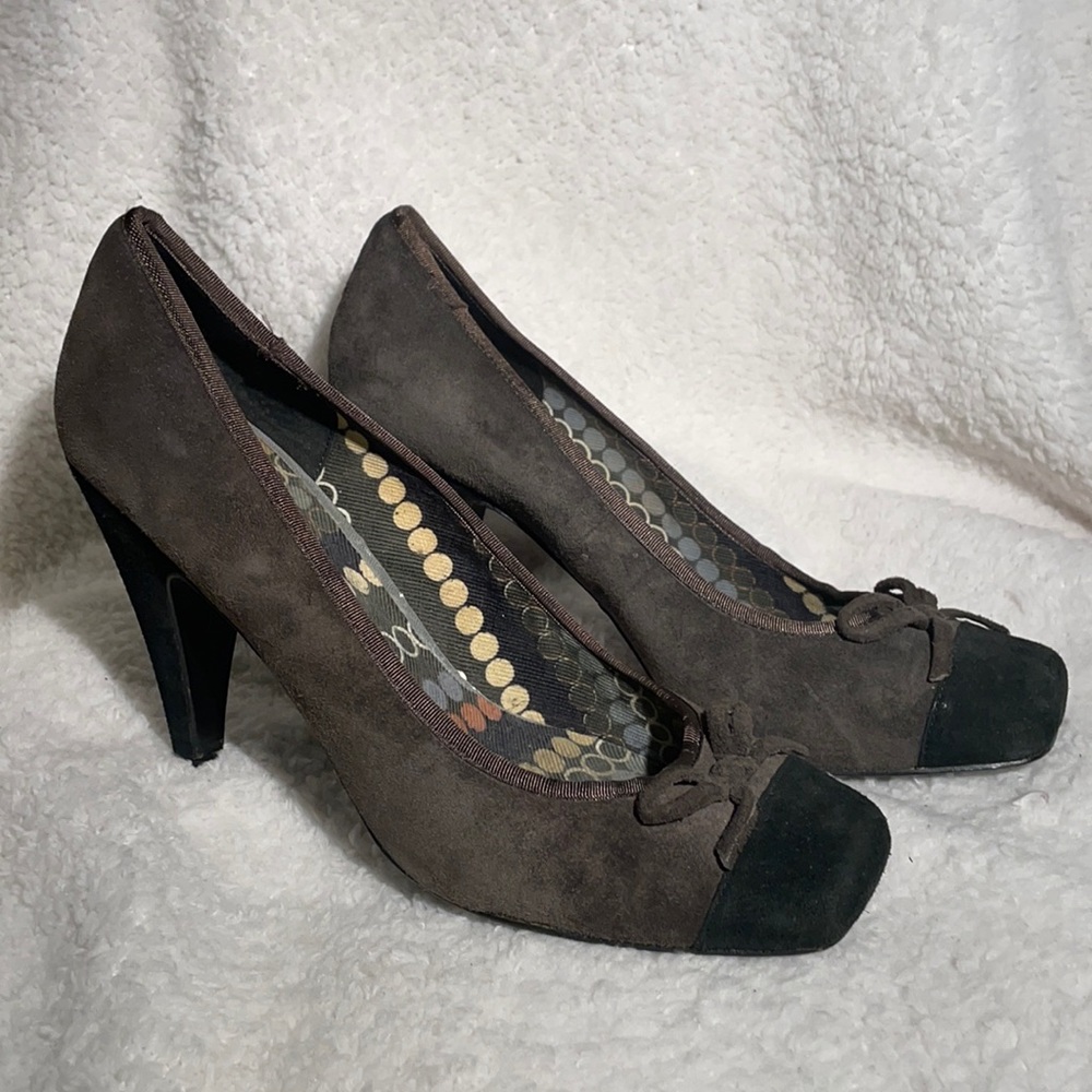 Square toe suede pumps